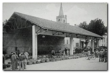 Photo ancienne du marché d'Eyragues, autrefois Place de la Libération